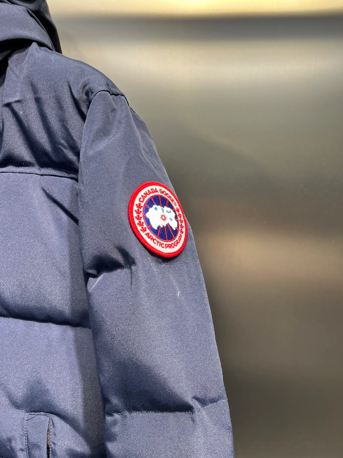 P700 Goose 🌟17 styles of chest patch, same style for men and women, cold-resistant down jackets! The fur collar is detachable. The natural Siberian coyote fur collar has a delicate yet strong feel, which comes from the sense of life that comes from the erosion of wind and frost in nature. The market usually uses raccoon fur or fake fur instead, which is not even the slightest bit better! The collar part has cold-proof flannel, which is close to the head and neck, comfortable and warm! The fabric is made of high-density nano-level waterproof fabric, which is windproof and wear-resistant and has a certain thickness! The zipper is the official YKK brand! The waist has an elastic waistline design that can be adjusted according to yourself! There is also an anti-wind Velcro inside! Seamless threaded cuffs to avoid stiffening! In order to prevent cold wind from pouring in, a double closure design is adopted. On the premise of the traditional zipper fly, six Velcro fasteners are used for secondary closure, which brings better warmth retention effect. It retains the classic hooded design and uses super large luxurious wolf fur to protect against wind and cold. No matter how low the temperature is this winter, one piece is enough. I’ll give you the wind and temperature. Size: s-xxl